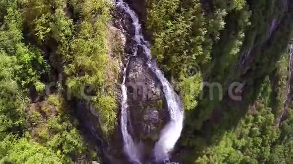 空中拍摄大瀑布视频的预览图