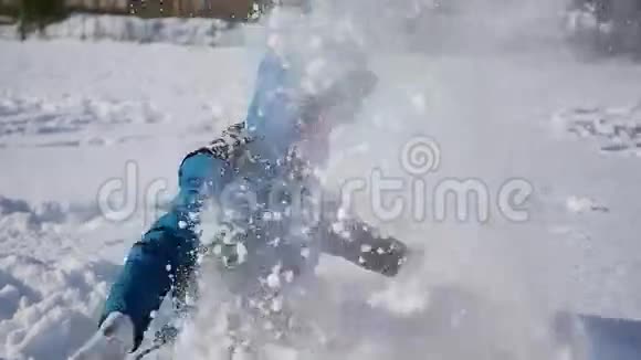 孩子们在冬天的公园里向自己扔雪微笑着视频的预览图