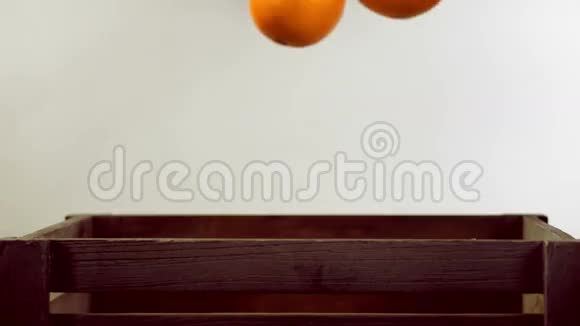 熟橙落在盒子里视频的预览图