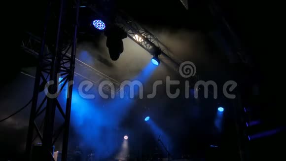 音乐会前有灯光的自由舞台视频的预览图