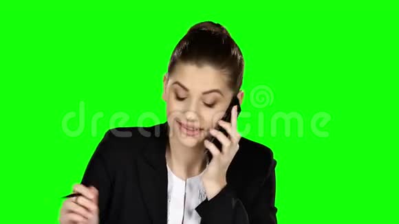 快乐的女商人在电话里讲话绿色屏幕视频的预览图
