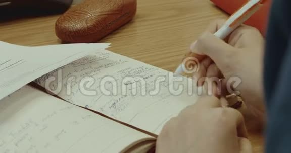 一个女人在日记里做一个记录视频的预览图