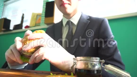 穿着西装打着领带在咖啡厅吃汉堡视频的预览图