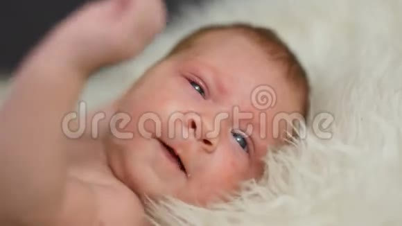 新生儿在床上哭泣视频的预览图