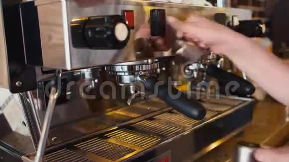 在咖啡机中专业配制咖啡视频的预览图