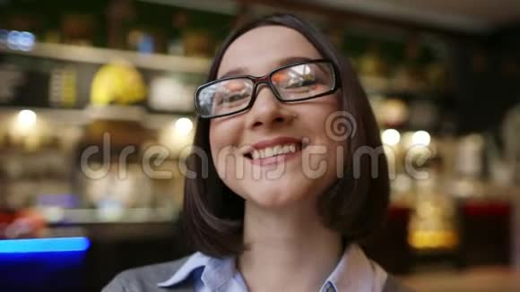 漂亮的年轻女商人戴着眼镜视频的预览图