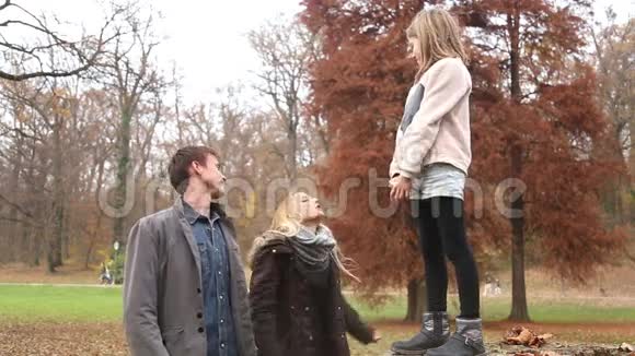女孩从树桩爬到父亲的背上视频的预览图