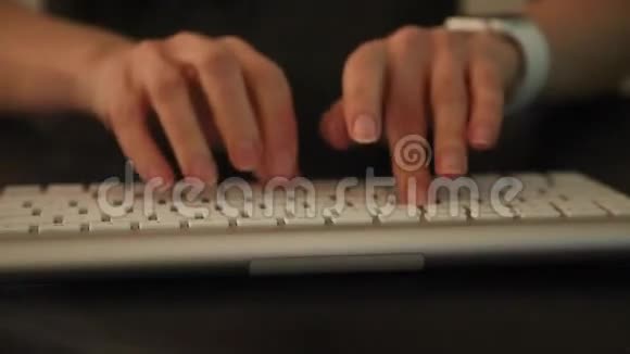 女人的ahnds打字白色键盘视频的预览图