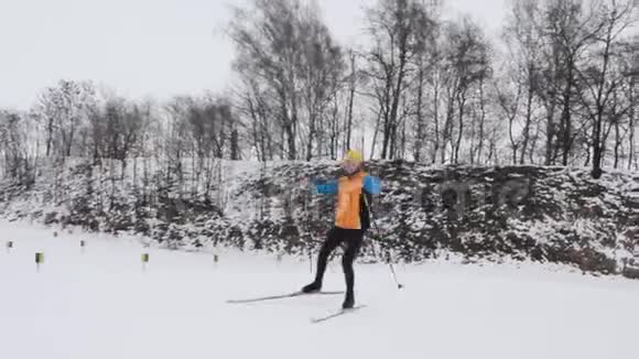 在雪地森林里滑雪基地上滑雪的家伙视频的预览图