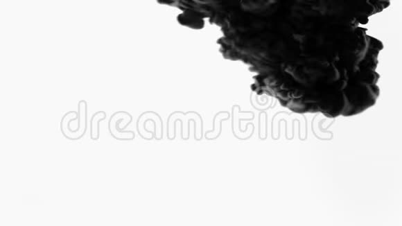 油墨烟雾过渡类似于油墨或烟雾的过渡动画黑色和白色的烟雾视频的预览图
