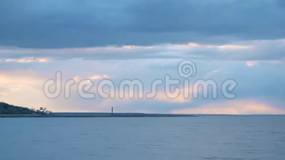 美丽的彩云随着灯塔在水面上移动视频的预览图