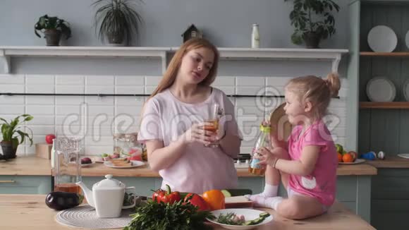 漂亮的妈妈和小孩子一起在厨房做饭视频的预览图