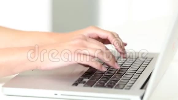 女人s手在笔记本电脑键盘上打字视频的预览图