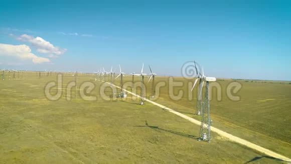 俄罗斯沙漠中许多旧风力发电机的空中射击他们生产环保能源视频的预览图