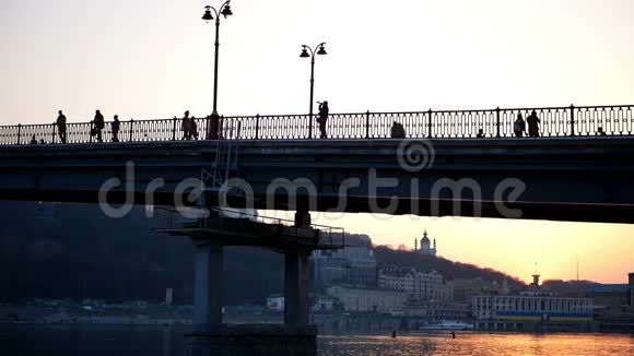桥走人夕阳视频的预览图