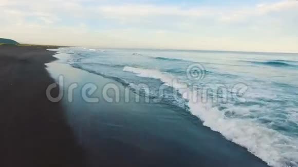 海洋泡沫强风暴面前的大海视频的预览图