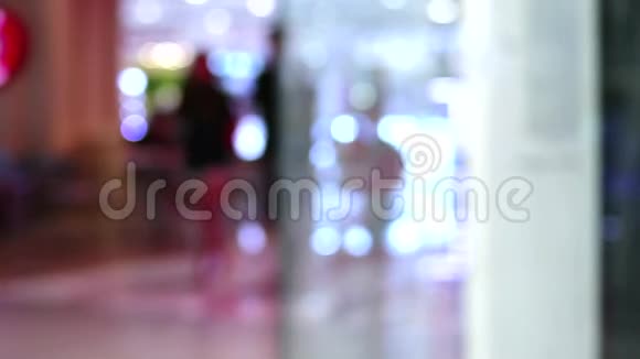 购物中心内部模糊或分散注意力人们在假日散步视频的预览图