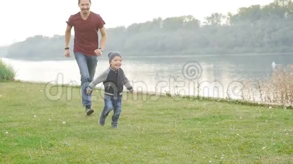 家庭和儿童的概念快乐父子在夏日公园玩得开心视频的预览图