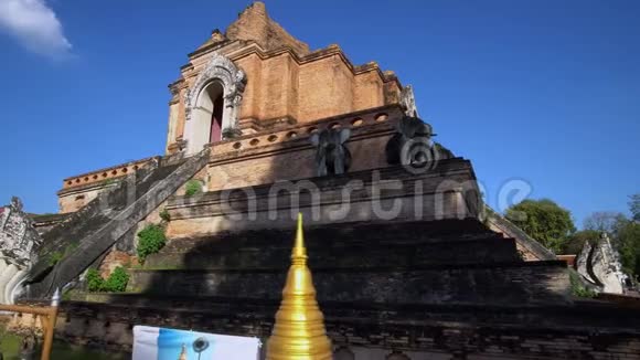 泰国清迈的切迪朗阳光明媚蓝天晴朗视频的预览图