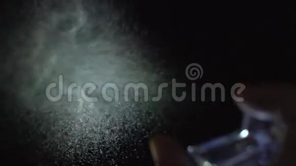 香水喷洒在黑色背景上视频的预览图