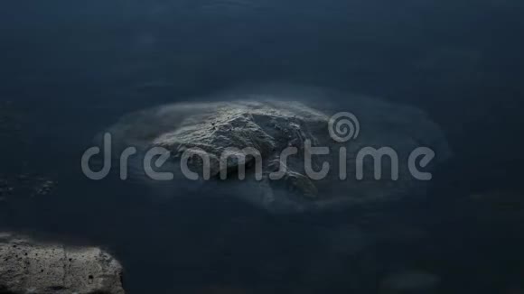 美丽的蓝色峡湾在秋夜的暗海岩上掀起波浪视频的预览图