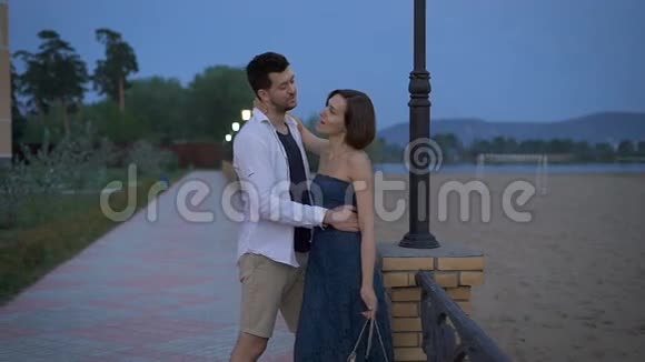 不错的一对男人和女人晚上在街上度过浪漫的时光视频的预览图