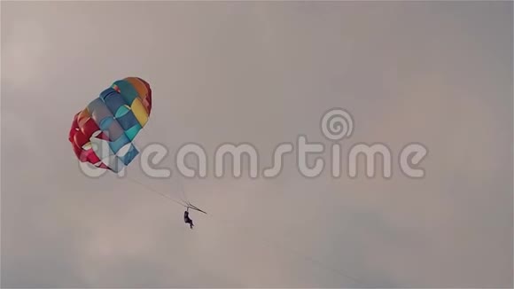 在日落的天空背景上明亮的降落伞视频的预览图