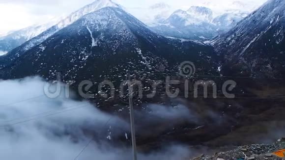 雾的视野覆盖了高山峡谷视频的预览图