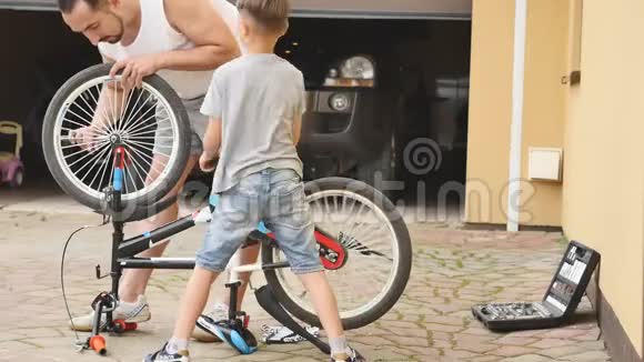 父亲和儿子在家修自行车视频的预览图