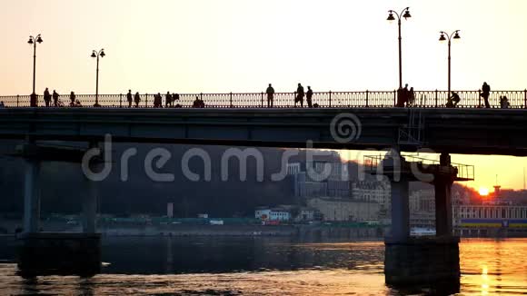 桥走人夕阳视频的预览图