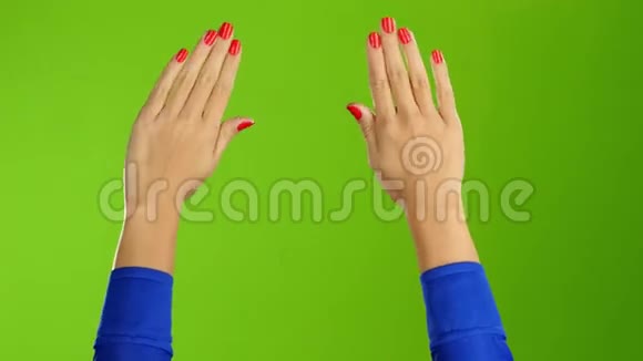 两只女手挥手问好或再见绿色屏幕背景视频的预览图
