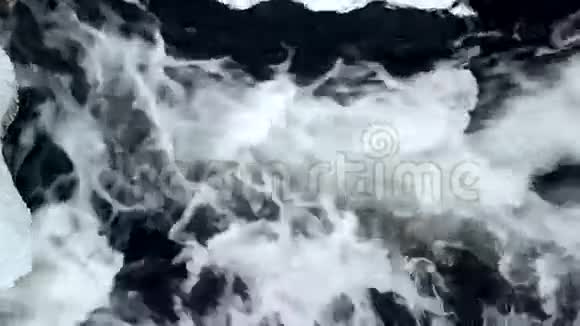 水在冬天流动视频的预览图
