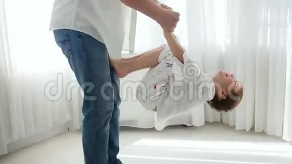 父亲把儿子倒过来牵着手视频的预览图