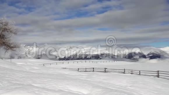 意大利南部蒂罗尔州冬季雪山景观视频的预览图