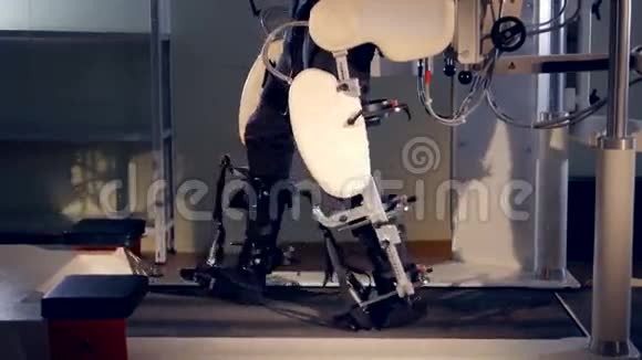 一个残疾的年轻人正在洛马上做他最好的训练视频的预览图
