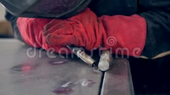 人使用电焊机佩戴防护慢动作视频的预览图
