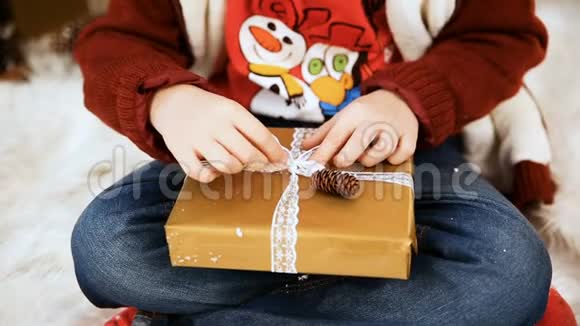 男孩在圣诞节室内打开礼物视频的预览图