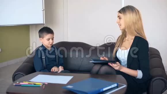 专业心理学家和一个小学生交谈视频的预览图