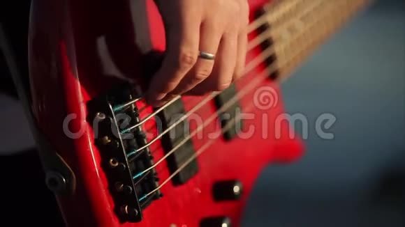 演奏低音吉他音乐视频的预览图