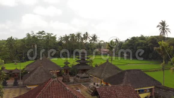 4稻田间巴厘岛寺庙的K航空飞行视频巴厘热带岛屿美丽的寺庙视频的预览图