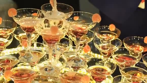 一个漂亮的玻璃金字塔里面有香槟和水果视频的预览图