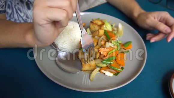 吃亚洲豆腐和蔬菜视频的预览图