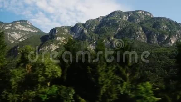 视频美丽的阿尔卑斯山在奥地利覆盖着森林云层可以在山顶上看到从窗口看视频的预览图