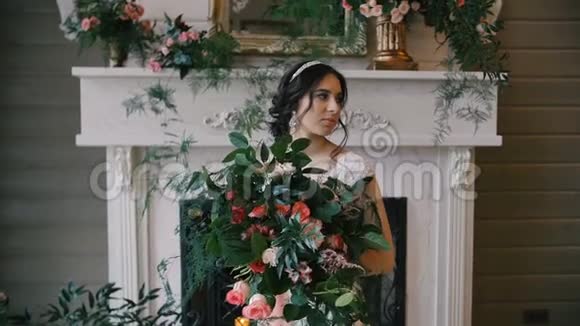 新娘怀里抱着结婚花束视频的预览图
