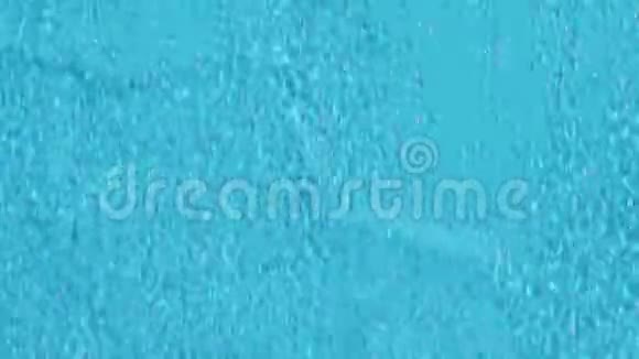 水在蓝墙上流淌慢动作视频的预览图