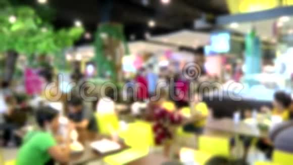 人们在21号客运大楼百货公司的广受欢迎的食品摊上吃东西视频的预览图