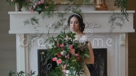 新娘怀里抱着结婚花束视频的预览图