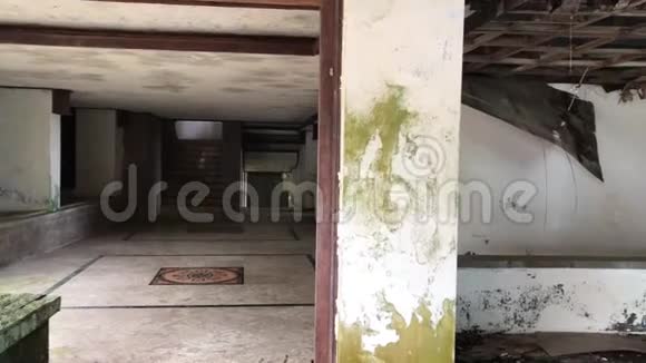 巴厘岛被废弃损坏和毁坏的酒店的内部视频的预览图