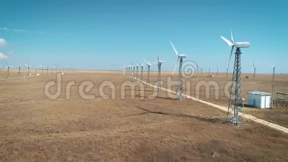 俄罗斯沙漠中许多旧风力发电机的空中射击他们生产环保能源视频的预览图