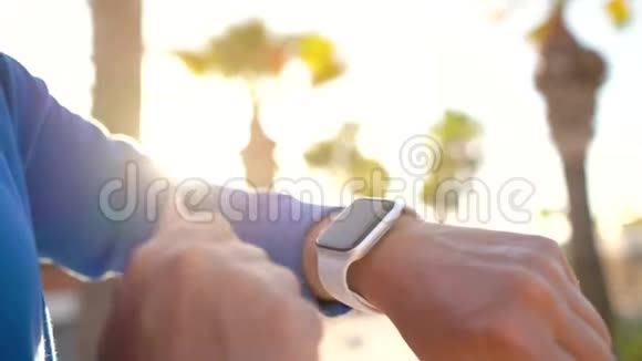 智能手表女人用智能手表在手表上关闭女性触摸触摸屏在运行前进入手表应用程序视频的预览图
